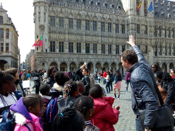 Un guide de Septentrion Tours accompagne un groupe d'enfants à Bruxelles